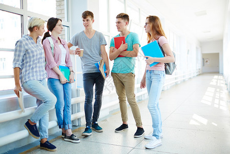 学生在学习青少年小组在休息期间讨论背景