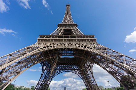 超宽楼间距Eiffel铁塔的超宽角越过法国巴黎蓝背景