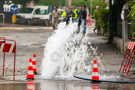 路锥旁的道路喷水图片