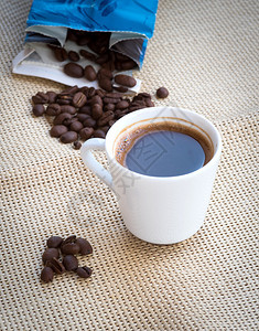 一杯芳香浓咖啡黑咖啡和烤豆图片