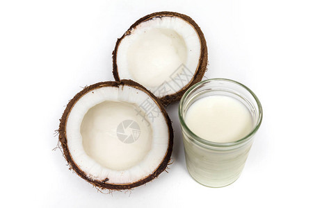 用椰子牛奶在白色背景上被孤图片