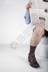 男人在浴室看报纸图片