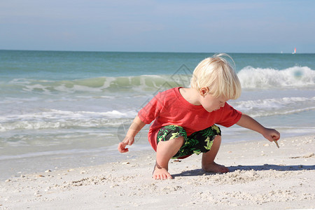 在海滩上玩耍的孩子图片