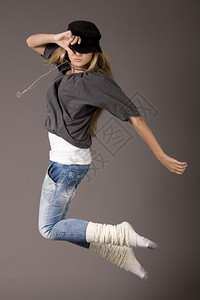 年轻女在舞蹈中跳起图片