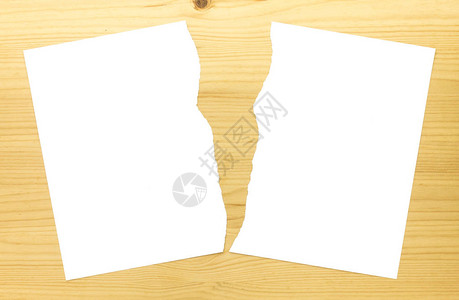 白色撕纸在木背景上的一半白色撕破的纸2部分图片