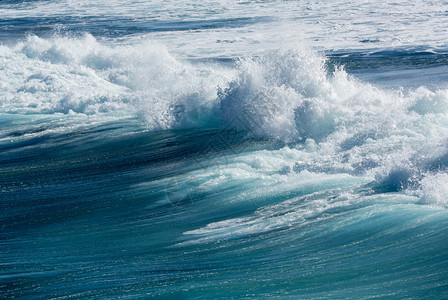 大浪或断流器的冷冻接近岸边图片
