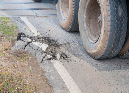 由于建筑简陋该公路被拆图片