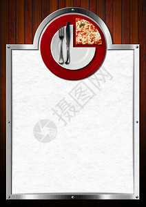 带白纸的木制和金属背景用餐具和披萨切片在红色底盘上贴有餐具和薄图片