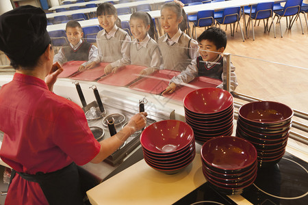 学校食堂工作人员给学生端图片