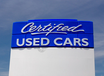 美国汽车经销商的大型蓝色认背景图片