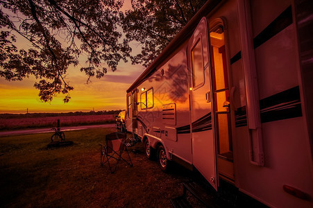 风景秀丽的日落旅行拖车露营点露营者旅行用汽图片