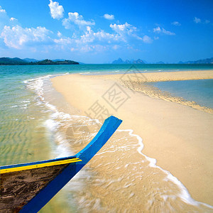 海滨Krabi海滩的船白沙和白海图片