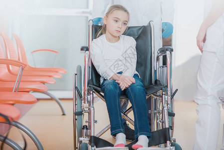 儿童轮椅残疾行动障碍年轻的白人女孩在医院大厅的轮椅上图片
