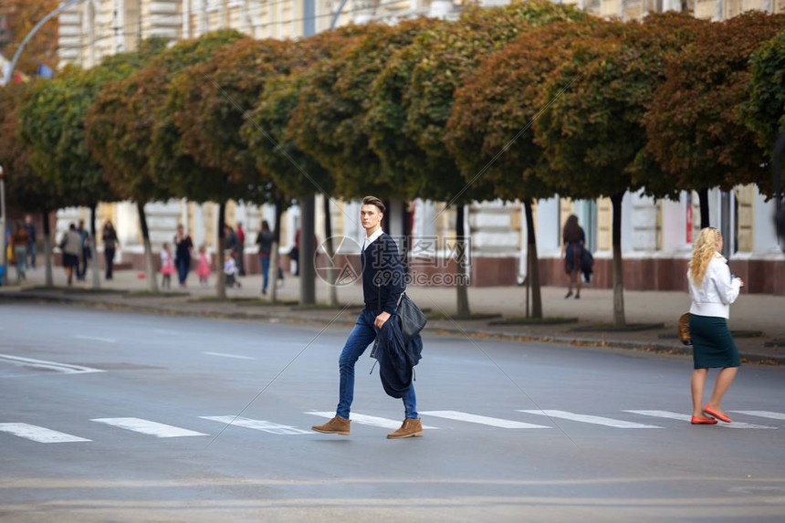 穿过行人交叉路口的公路走在街高清图片下载-正版图片502548800-摄图网