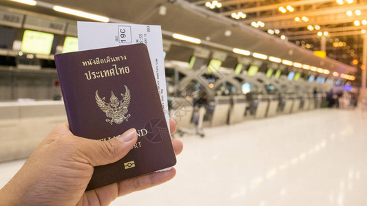 游客持护照和登机牌在柜台办理登机手续和在机场旅行旅行概念的背景图片