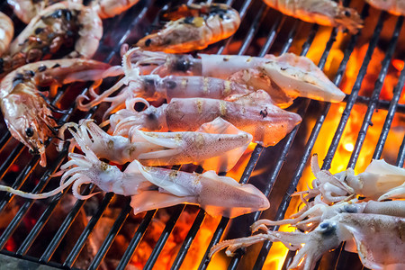 烧烤炉上的虾和火焰紧贴着美图片