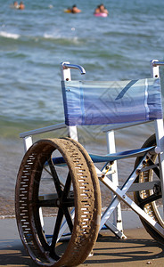 精巧的轮椅带不锈钢轮子图片