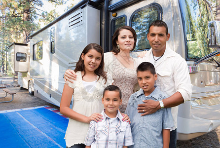 西班牙人家庭快乐在露营场的美背景图片