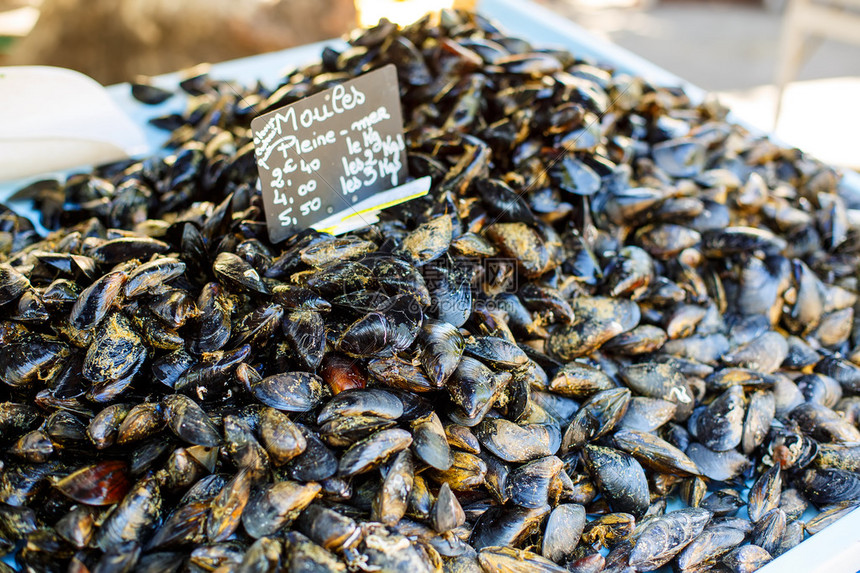 鱼农市场上的新鲜贻贝可供出售和用作配料法国普罗旺图片