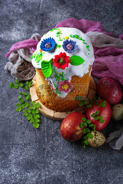 传统复活节蛋糕加托普图片