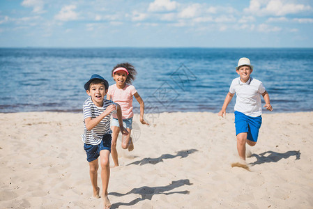 多文化的幼小儿童群体在海图片