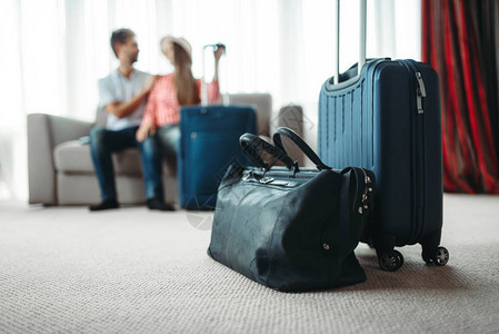 带着手提箱的幸福夫妇准备度假旅程概念的费用行李准备图片