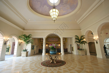 酒店大堂的内部铺着瓷砖地板图片