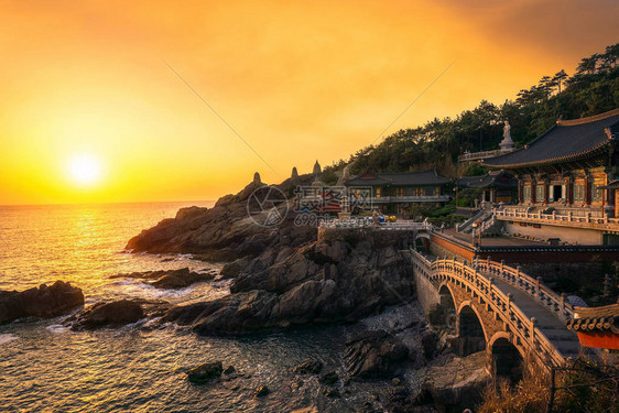 釜山有海景和日落的龙谷寺庙韩国釜山市图片