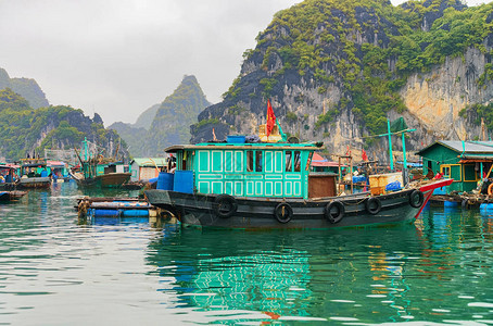 越南河隆湾的浮渔村图片