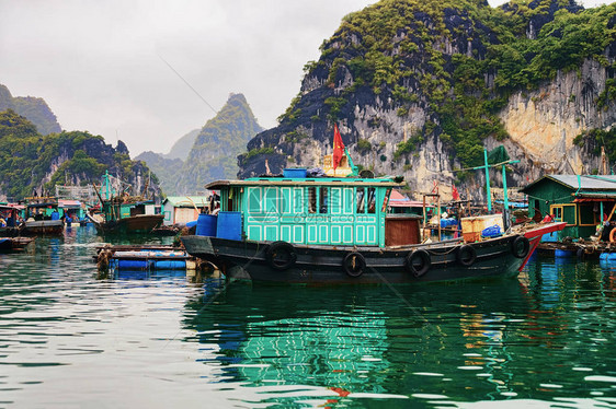 越南河隆湾的浮渔村图片