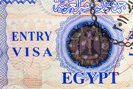 持真护照的埃及入境图片