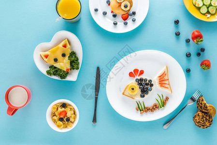 公寓里有创意风格的小孩早餐果汁放图片