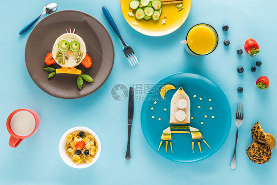 与创造风格的儿童早餐放在多彩的桌面上图片