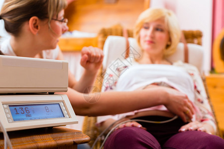 在实践中使用CTG扫描仪对孕妇进行助产手术图片