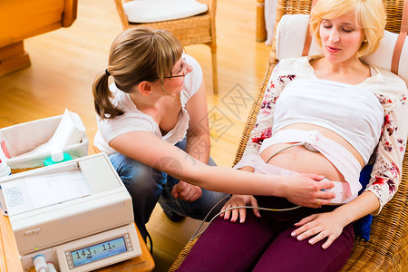 在实践中使用CTG扫描仪对孕妇进行助产手术图片
