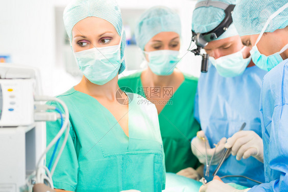 在紧急情况下工作的手术室或医院手术室的图片