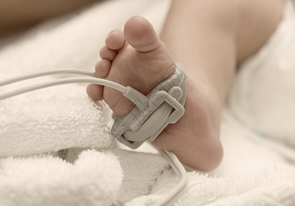 婴儿脚上的脉冲血氧计传感器图片