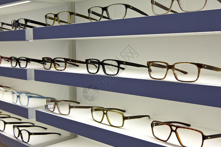眼镜店货架上的眼镜图片