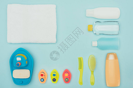 婴儿玩具和浴室配件的顶部图示它们以蓝色图片