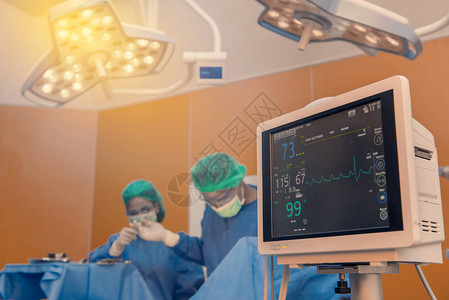 在医院的伊斯兰法院联盟手术室与医生或外科小组一起背景图片