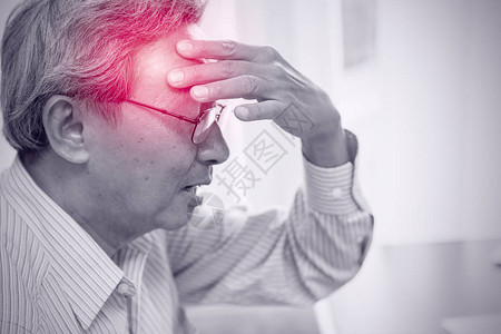 亚洲老年人因头痛精神压力和中风综合症危图片