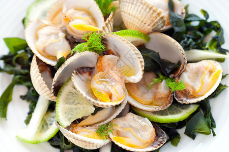 宏观关闭蛤蜊开胃菜用柠檬图片