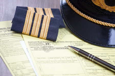 飞机试验设备帽和带医疗表格和笔的精髓贴近医学检查的概念形象图片