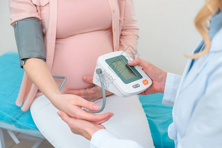 妇产科医生在诊所测量孕妇血压的短片图片