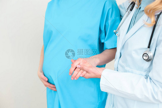 妇产科医生帮助孕妇走路和牵手的短片图片
