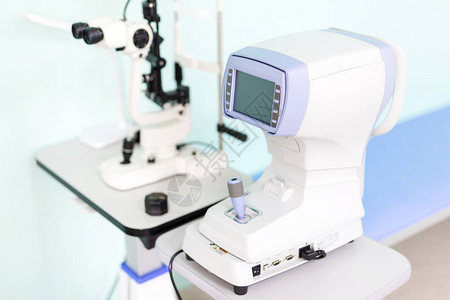 现代眼科诊所角膜曲率计设备测量角膜曲率预防散光病用于眼部护理的高科技解决方案背景图片