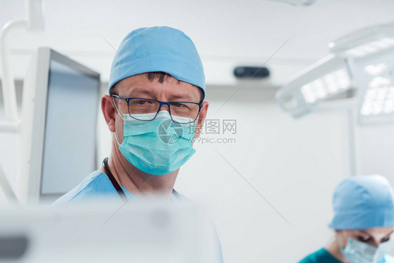 观察病人在手术室睡觉的麻醉师监测图片