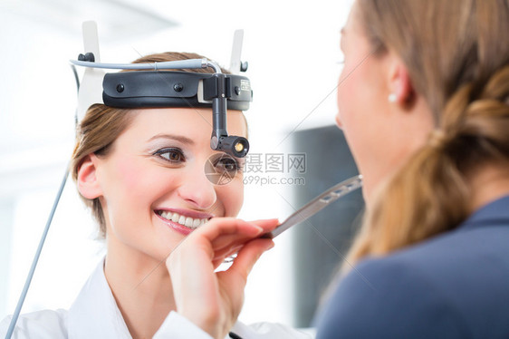 年轻的女医生或耳鼻喉科专家图片