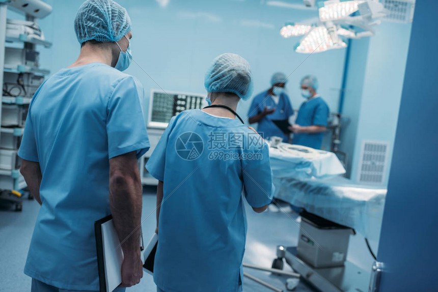 手术室里的四位多民族外科医生高清图片下载-正版图片502555918-摄图网