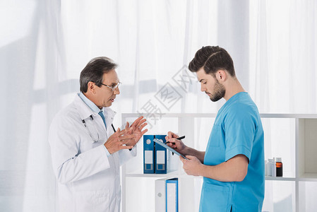 男护士跟医生写东西图片